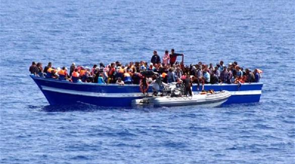 قارب يقل عدداً كبيراً من المهاجرين في عرض البحر المتوسط (أرشيف)