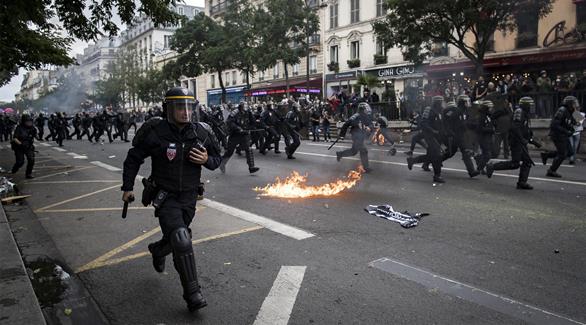 عناصر مكافحة الشغب تلاحق المتظاهرين في باريس (اي بي ايه)