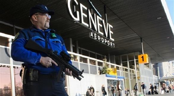 شرطي يقف أمام مدخل مطار جنيف (أرشيف)