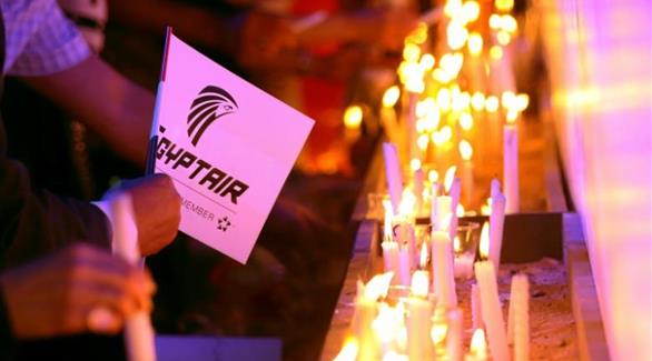 إضاءة شموع تكريماً لأرواح ضحايا الطائرة المصرية المنكوبة (أرشيف / رويترز)