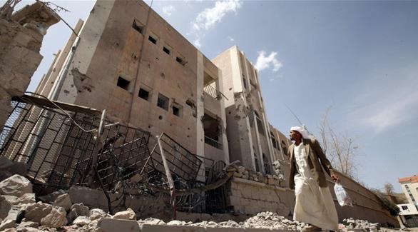 يمني يتجول بين ركاب المباني (رويترز)