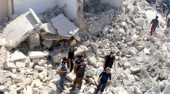 صورة أرشيفية لمواطنين سوريين يبحثون عن ناجين من غارة جوية على حلب(رويترز)