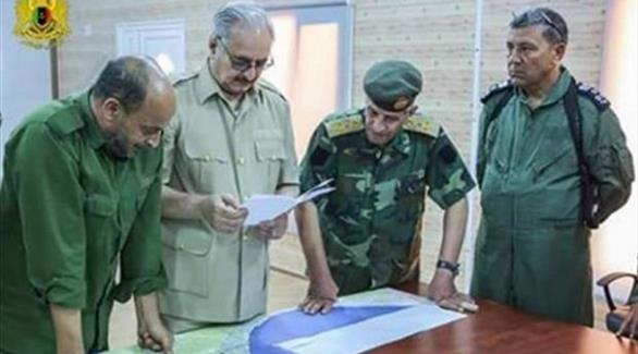 قائد الجيش الليبي خليفة حفتر محاطاً ببعض مساعديه (بوابة الوسط)