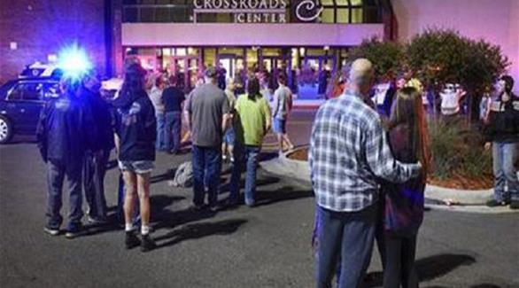 أمريكيون أمام المركز التجاري في مدينة مينيسوتا مساء السبت (أرشيف)