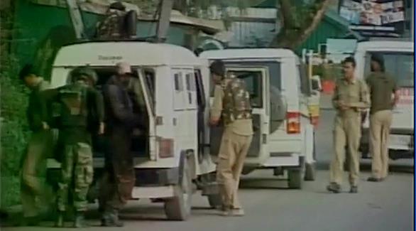 عناصر من الجيش الهندي يعاينون مكان الحادث (قناة آني)
