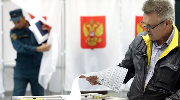 مواطنون روس يدلون بأصواتهم في الإنتخابات البرلمانية (اي بي إيه)