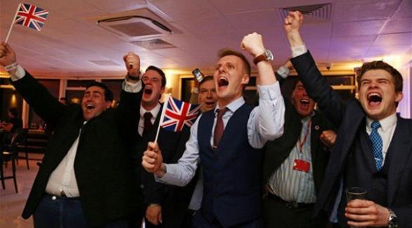 بريطانيون يحتفلون بخروج بلادهم من الاتحاد الأوروبي بعد الاستفتاء في يونيو الماضي (أرشيف)