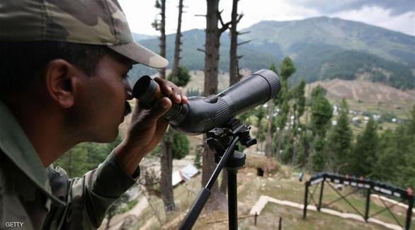 جندي هندي يراقب الوضع(أرشيف)