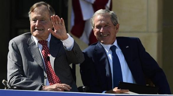 الرئيسان السابق جورج وولكر بوش الأب يساراً والإبن يمين الصورة (أرشيف)