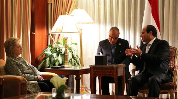 الرئيس المصري عبد التاح السيسي أثناء لقائه بالمرشحة الديمقراطية للرئاسة الأمريكية هيلاري كلينتون (أ ف ب)