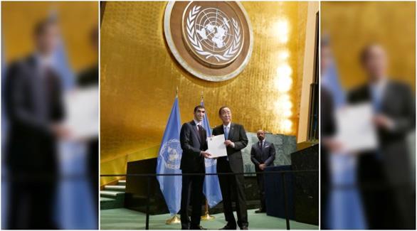 وزير التغير المناخي والبيئة، الدكتور ثاني الزيودي يسلم الوثيقة للأمين العام للأمم المتحدة(المصدر)