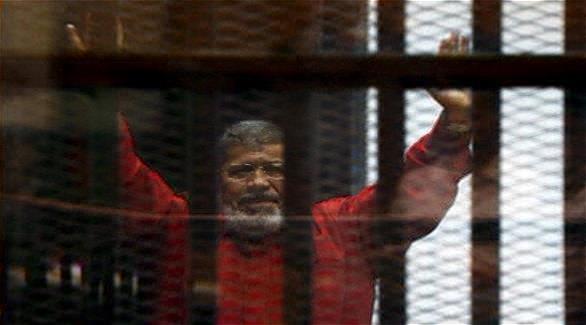 مرسي مرتدياً زي الإعدام (أرشيف)
