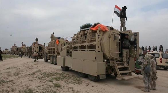 القوات الأمنية ترفع العلم العراقي في الشرقاط (تويتر)
