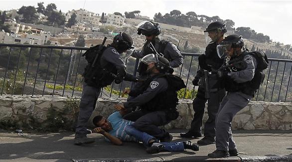 قوات الاحتلال الإسرائيلي تعتدي على فلسطيني قبل اعتقاله (أرشيف)