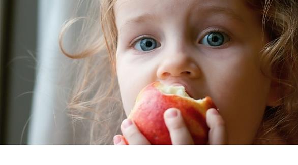 قضم التفاح يمتاز بتأثير مطهر للأسنان
