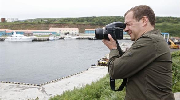 رئيس الوزراء الروسي ديميتري ميدفيديف أثناء زيارة لجزيرة إيتوريب(سبوتنيك)