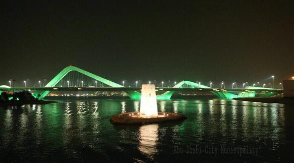 جسر الشيخ زايد باللون الأخضر (بلدية أبوظبي / تويتر)