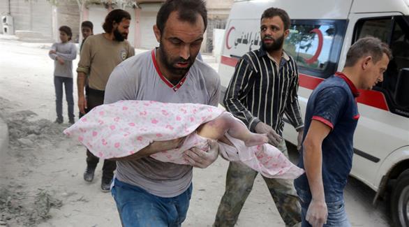 محاولات لإنقاذ ضحايا الغارات الجوية على حلب (أ ف ب)