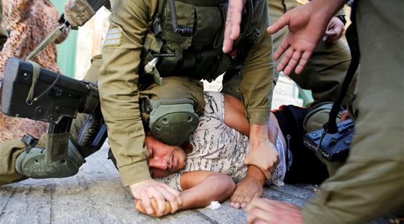 الفلسطيني أرضاً تحت أقدام وأرجل جنود لواء ناحال (هاآراتس)