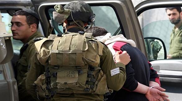 قوات الاحتلال الإسرائيلي تعتقل فلسطينياً (أرشيف)
