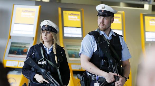 رجالا أمن داخل أحد المطارات الألمانية (أرشيف)