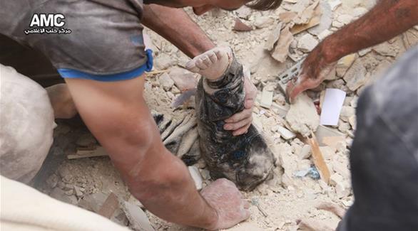 محاولات لإنقاذ العالقين تحت الأنقاض في حلب(مركز حلب الإعلامي)
