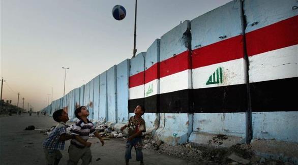 أطفال عراقيون يلعبون كرة القدم(أرشيف)