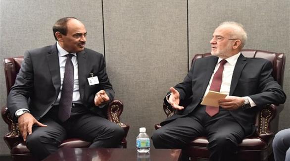 وزير الخارجية العراقي إبراهيم الجعفري يمين الصورة متحادثاً مع وزير الخارجية الكويتي صباح الخالد الحمد الصباح (السومرية)