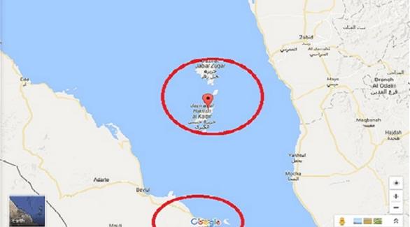 جزر حنيش اليمنية أعلى الصورة وميناء عصب الإرتري أسفلها (غوغل إيرث)