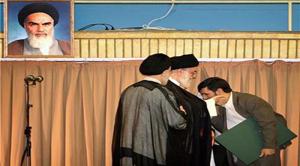 الرئيس الإيراني الأسبق أحمدي نجاد والمرشد علي خامنئي تحت انظار الخميني (أرشيف)
