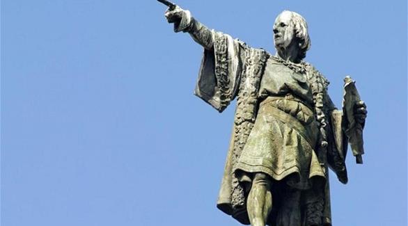 تمثال كولومبوس مشيراً إلى أمريكا في مدينة برشلونة (أرشيف) 