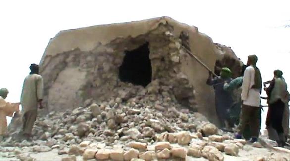 لقطة من فيديو للتنظيم الإرهابي أثناء تدمبيره معبد تمبكتو الأثري في 2012