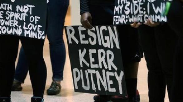 لافتات لعشرات المحتجين في مدينة تشارلوت الأمريكية تطالب باستقالة رئيسة البلدية وقائد الشرطة ونواب (رويترز)