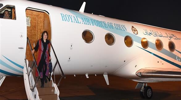 المحتجزة الكندية الإيرانية عند نزولها في مسقط على متن طائرة عمانية (وكالة الأنباء العمانية)