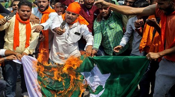 متظاهرون هنود يحرقون علم باكستان (أرشيف)