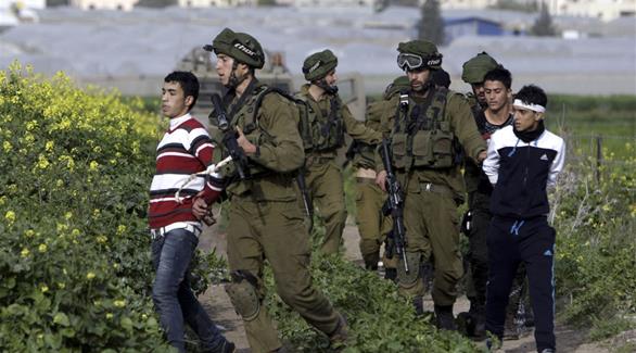 عناصر من جيش الاحتلال يعتقلون شباناً فلسطينيين (أرشيف)