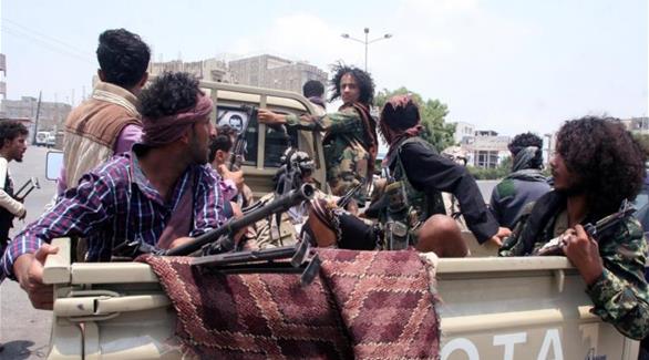 مقاتلون من المقاومة الشعبية المتحالفة مع الجيش الوطني اليمني يمشطون مناطق جنوب غربي محافظة تعز (رويترز)