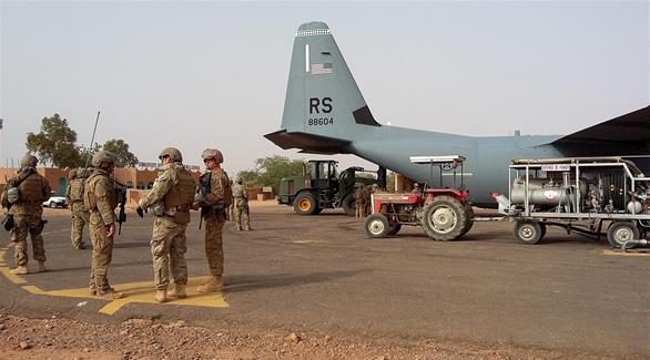 جنود بالقرب من طائرات حربية في النيجر (القوات الجوية الأمريكية)