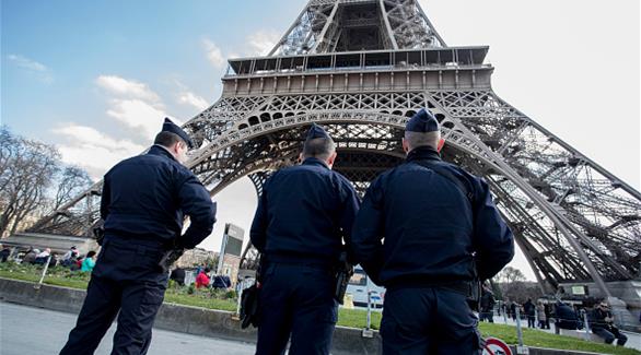 عناصر من الشرطة أمام برج إيفل في باريس (غيتي)