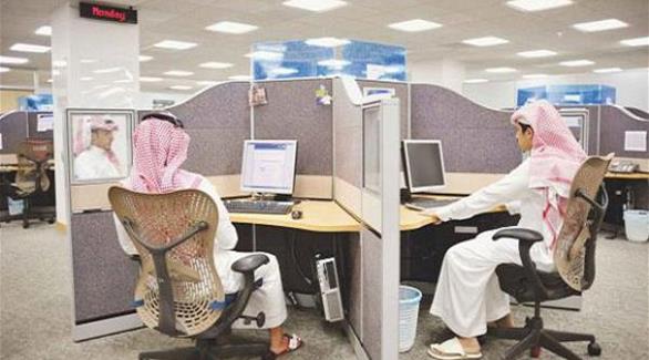 موظفون سعوديون في مكاتبهم (أرشيف)