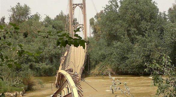 صورة ارشيفية لجسر دير الزور المعلق بعد تدمير القوات النظامية السورية له