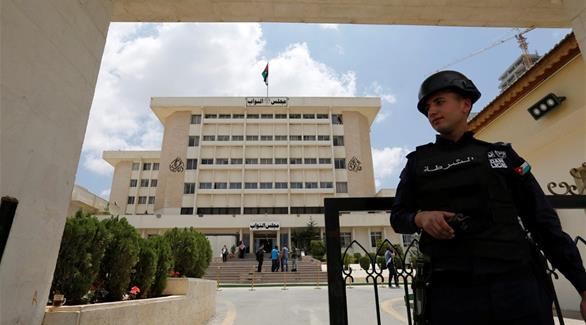 جندي يقف أمام مدخل مجلس النواب في الأردن (أرشيف / رويترز)