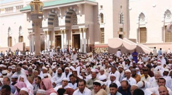 حشود كبيرة من المصلين داخل المسجد النبوي في صلاة الجمعة (صحيفة الشرق)