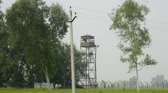 عناصر من حرس الحدود الهند داخل برج مراقبة في قرية حدودية مع باكستان (أ ف ب)