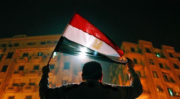 مصري يرفع علم بلاده في إحدى التظاهرات (أرشيف)