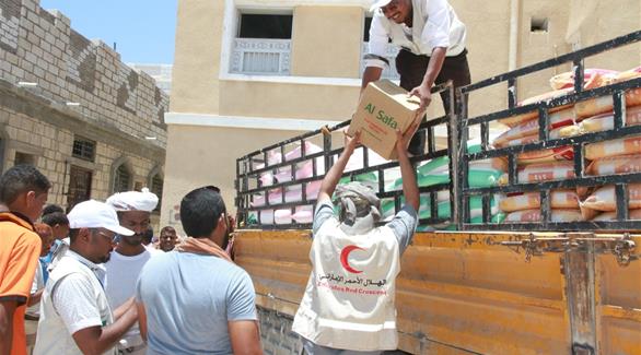 الهلال الأحمر الإماراتي يوزع مساعدات في اليمن (أرشيف)