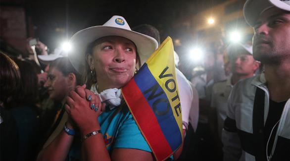 كولومبية تحتفل بفوز "لا" في الاستفتاء (أ ف ب)