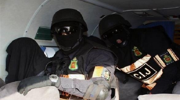رجال التحقيقات الجنائية المغربية عند اعتقالهم لإحدى عضوات الخلية الداعشية (هسبريس)