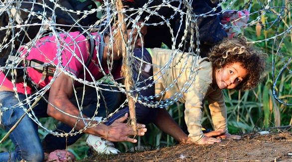لاجئون يحاولون عبور الحدود المجرية(أرشيف)
