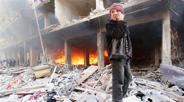 طفل سوري يقف على أنقاض الدمار (أرشيف)